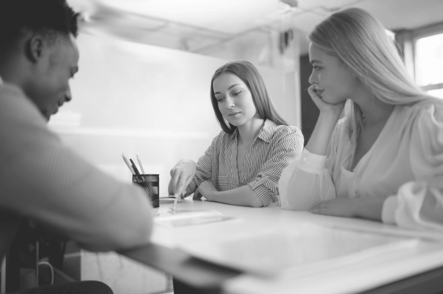 Persona utilizando dispositivos tecnológicos para educación financiera
