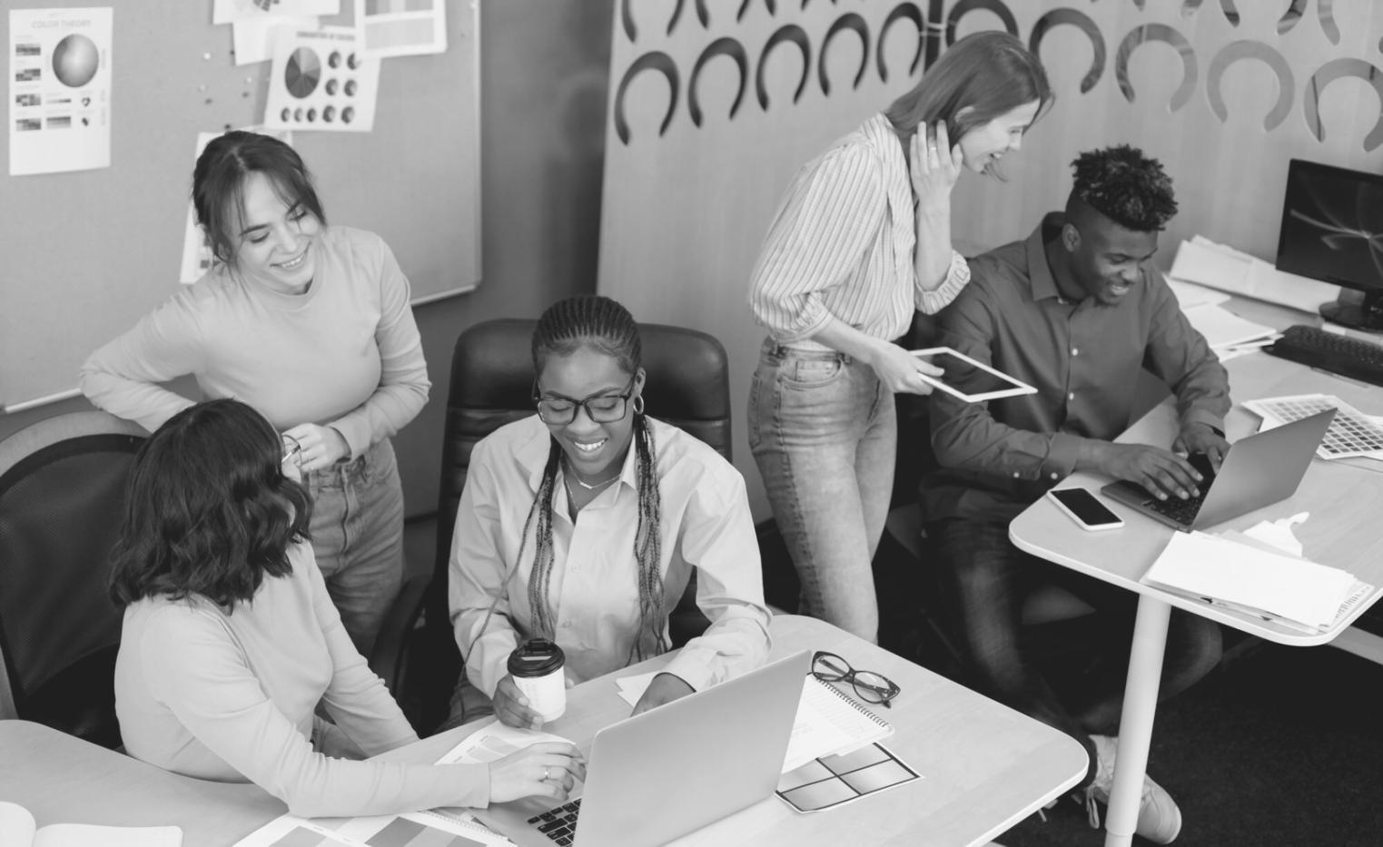 Grupo de personas trabajando colaborativamente en ejercicios de planificación financiera